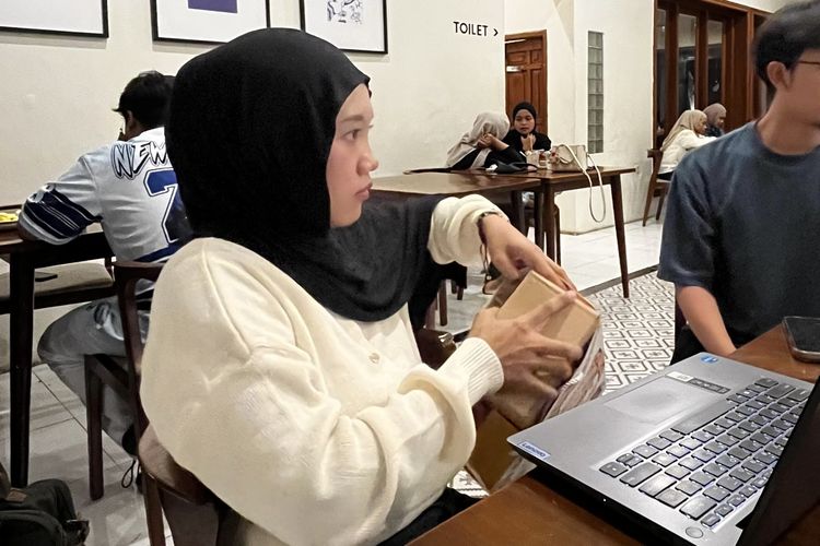 Bekerja Tak Sesuai Jurusan, 3 Anak Muda di Surabaya Justru Temukan Peluang