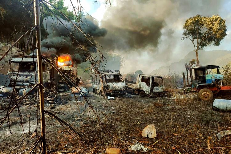 En esta foto proporcionada por la Fuerza de Defensa de las Nacionalidades Karenni (KNDF), el viernes 24 de diciembre de 2021, el humo y las llamas se propagaron desde el vehículo en el municipio de Hpruso en la provincia de Kayah, Myanmar. 