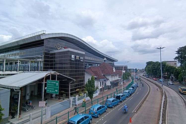 Pemandangan Stasiun Jatinegara dari Halte Transjakarta Jatinegara di Jakarta Timur, Senin (23/1/2023).