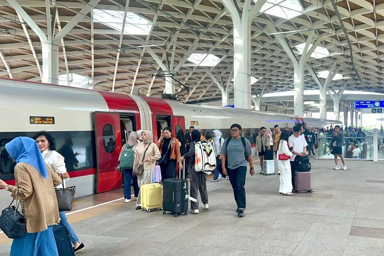 Setiap penumpang Whoosh diperbolehkan membawa bagasi maksimal tiga kilogram, seperti dua koper atau dus dan satu ransel atau tas tangan.