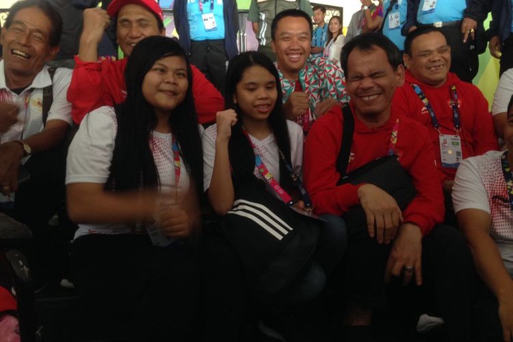 Menteri Pemuda dan Olahraga (Menpora) Republik Indonesia, Imam Nahrawi, bersenda gurau dengan atlet-atlet catur disabilitas Indonesia di Cempaka Putih Sports Hall, Jakarta, Kamis (11/10/2018).