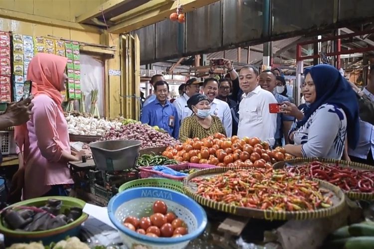 Wali Kota Surabaya Eri Cahyadi melakukan pengecekan langsung harga beras dan minyak goreng ke Pasar Pucang Anom, Surabaya, Jawa Timur, Rabu (15/2/2023).