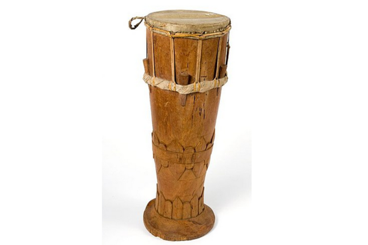 Instrumen perkusi: Tiwa, atau tiva/tifa, dari Kepulauan Kai. Tifa adalah drum tabung berkulit tunggal. 