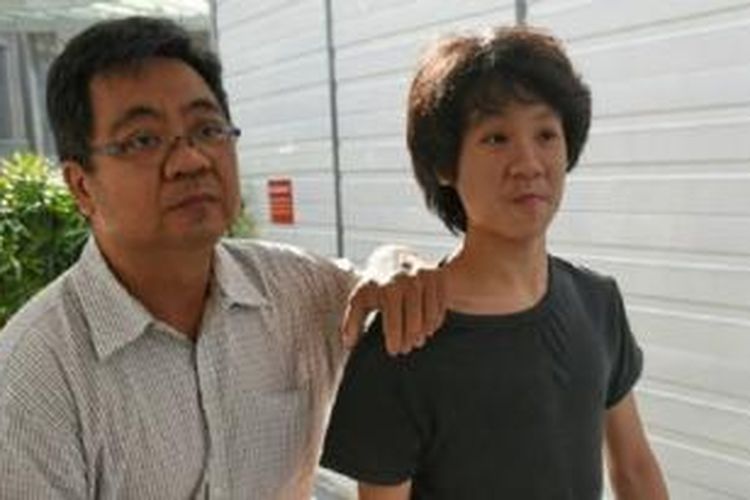 Amos Yee datang ke pengadilan ditemani ayahnya. 