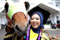 Mahasiswi UMM Punya Cara Unik, Wisuda Naik Kuda