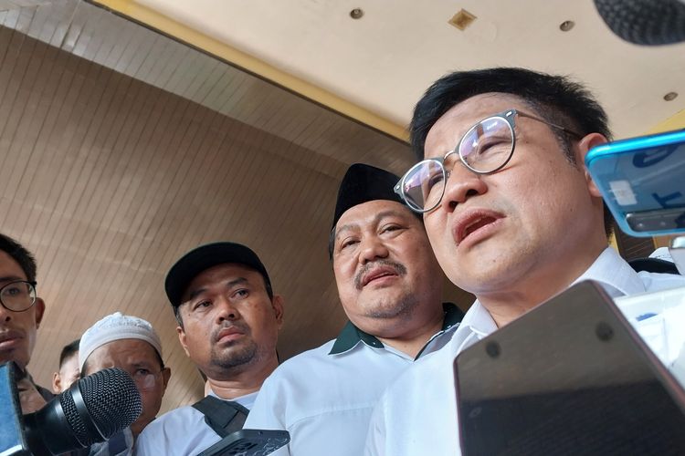 Calon wakil presiden (cawapres) nomor urut 1 Muhaimin Iskandar saat ditemui di Cibubur, Jakarta Timur, Kamis (7/12/2023)