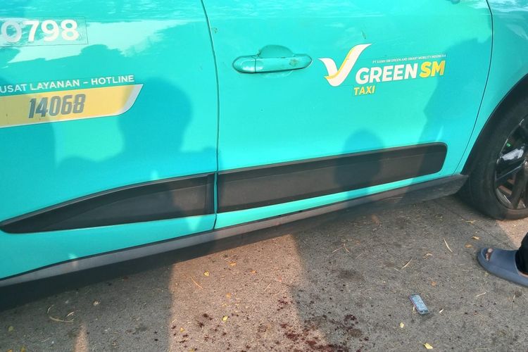 Tanpa Sebab Jelas, Wanita Tiba-tiba Tusuk Sopir Taksi Green SM yang Lagi Rebahan