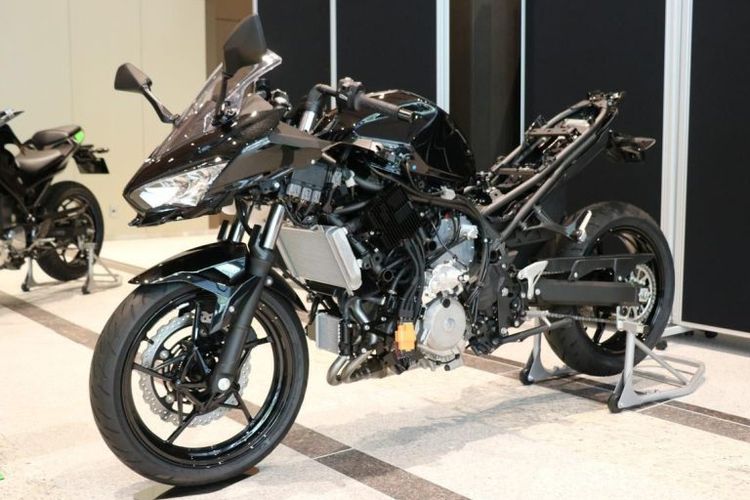 Sebelumnya Kawasaki sudah lebih dulu menampilkan prototipe Ninja 400 Hybrid ke publik. 