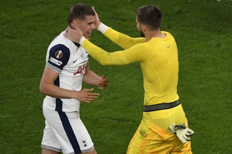 Kiper Tottenham Hotspur, Guglielmo Vicario, memuji aksi rekannya di lini belakang, Micky van de Ven, yang berhasil menghalau bola secara spektakuler di garis gawang pada laga final Liga Europa 2025.
