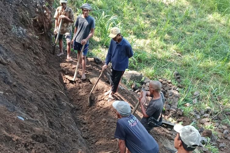 Dana Desa Turun Hampir 60 Persen, Warga Klungkung Perbaiki Sendiri Jalan Rusak