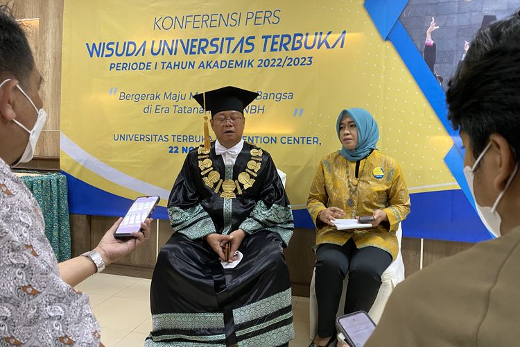 Foto : Wisuda UT 2002, Rektor: Jadi PTN-BH, UT Bercita-cita Jadi ...