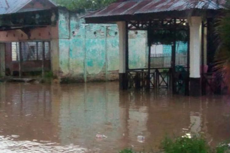 Sebagian rumah warga yang terendam air di Kabupaten Gorontalo Utara. Hujan deras yang lama mengakibatkan sungai meluap dan menggenangi rumah warga.