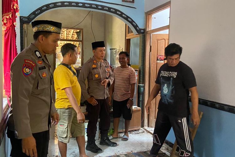 Aparat Polsek Balong lokasi ledakan balon udara berisi petasan menjatuhi pemukiman di Desa Dadapan, Kecamatan Balong, Kabupaten Ponorogo, Jawa Timur, Senin (17/6/2024).