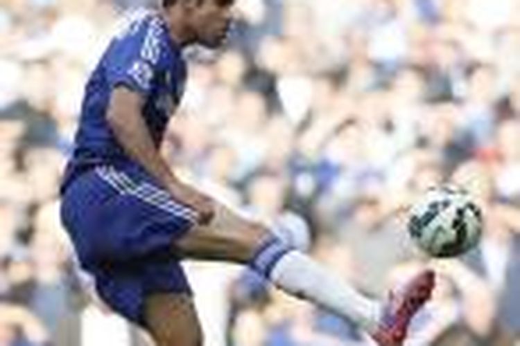 Penyerang Chelsea, Diego Costa, melepaskan tendangan yang berujung gol ke gawang Arsenal, pada pertandingan Premier League, di Stamford Bridge, Minggu (5/10/2014).