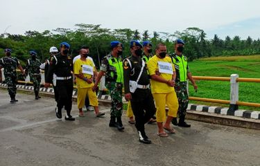 Rekonstruksi pembuangan korban tabrak lari di atas jembatan Sungai Tajum, Desa Menganti, Kecamatan Rawalo, Kabupaten Banyumas, Jawa Tengah, Senin (3/1/2022).