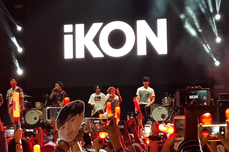 Boyband iKON tampil sebagai penutup GudFest 2019 hari pertama yang digelar di Helipad Parking Ground GBK Senayan, Jakarta, Sabtu (2/11/2019) malam.