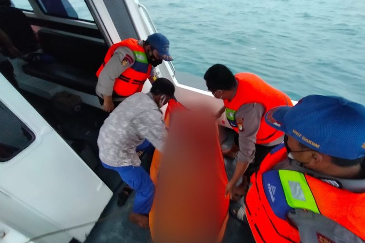 Tim SAR mengevakuasi korban meninggal dunia, nelayan KM Elang yang terbalik di Perairan Pulau Damar Kepulauan Seribu pada Selasa (14/9/2021).