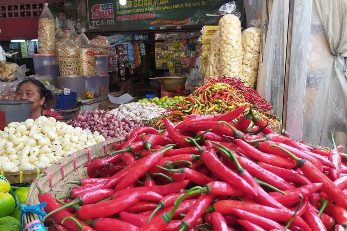 Cabai yang dijual di Pasar Karangayu Semarang, Jawa Tengah. Kamis (8/9/2022)