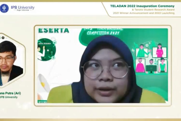 Mahasiswi UI Andini Dwi Khairunnisa Daulay saat memaparkan penelitiannya yang menang dalm ajang TSRA 2021 kategori Social Research 