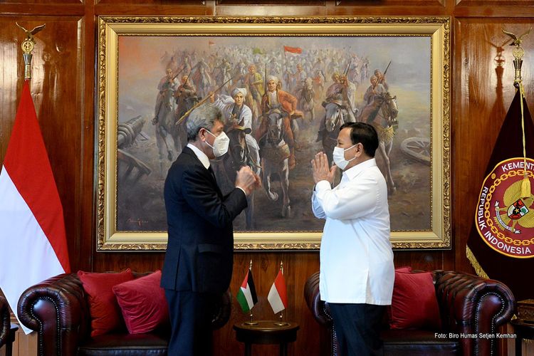 Menteri Pertahanan (Menhan) Prabowo Subianto menerima kunjungan kehormatan Duta Besar Palestina untuk Indonesia Zuhair Al Shun di Kantor Kementerian Pertahanan (Kemenhan), Jakarta, Kamis (3/2/2022).