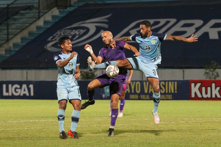 Penyerang Persik Kediri, Youssef Ezzejjari, diapit oleh dua pemain Persela Lamongan dalam duel Liga 1 2021-2022 di Stadion Moch. Soebroto, Magelang, Senin 25 Oktober 2021.