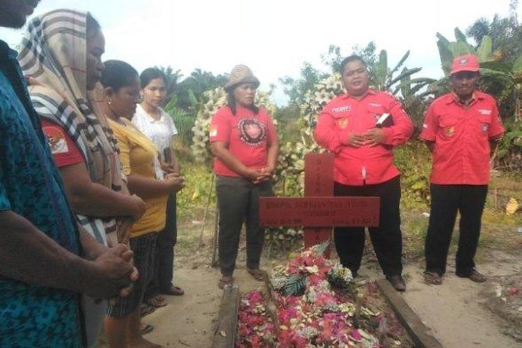 Doa bersama di makam Brigadir Yosua sebelum pelaksanaan persidangan vonis Ferdy Sambo Cs, Senin (13/2/2023) pagi. 