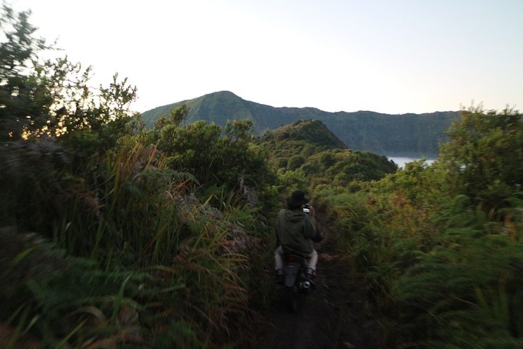 Jalur menuju puncak Bukit Mentigen, Cemoro Lawang, Desa Ngadisari, Sukapura, Probolinggo, Jawa Timur. Bukit Mentigen adalah salah satu alternatif tempat melihat matahari terbit selain Bukit Penanjakan di Taman Nasional Bromo Tengger Semeru.