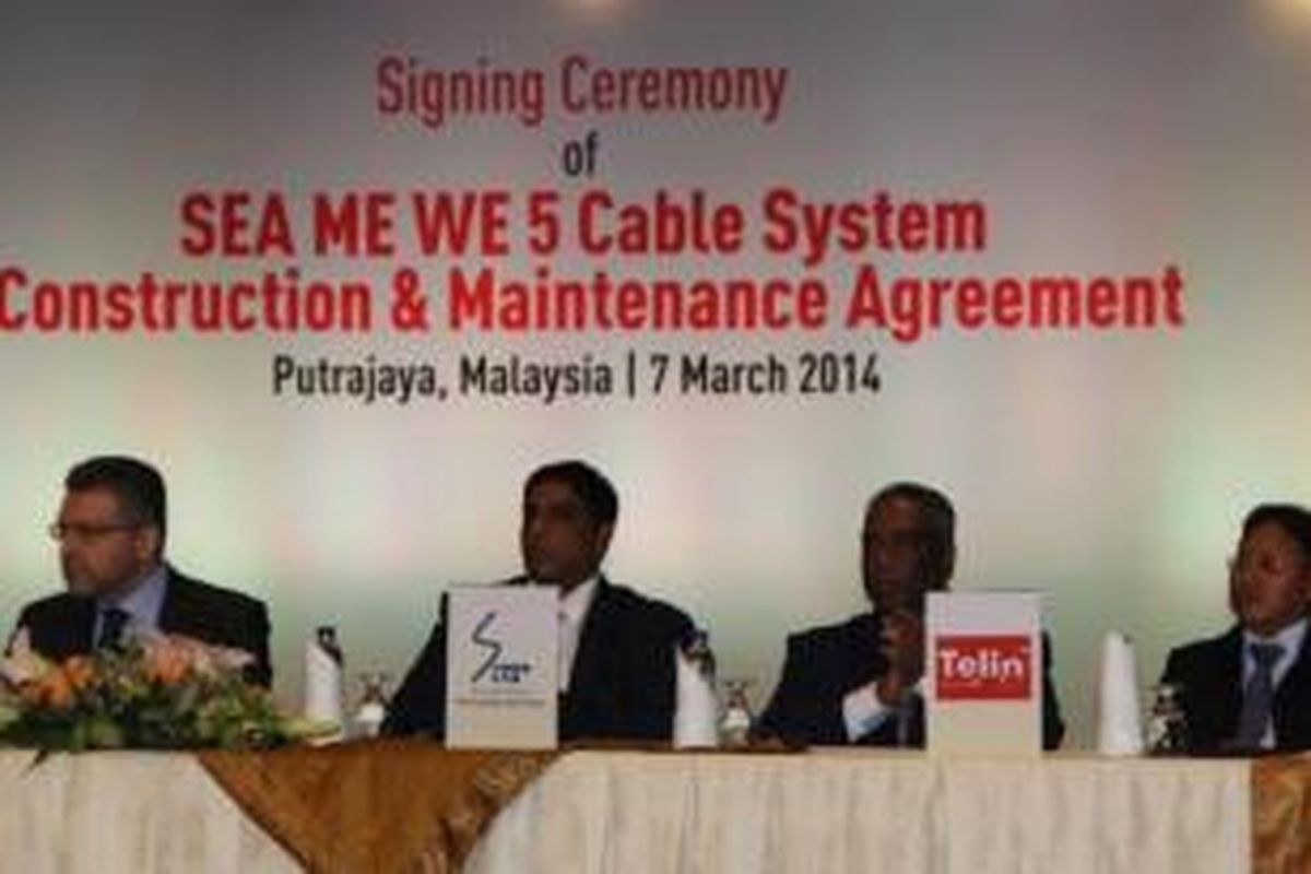 CEO Telin, Syarif Syarial Achmad (paling kanan) saat menghadiri penandatanganan kerja sama konsorsium SEA ME WE 5Cable System yang menghubungkan Asia Tenggara dan Eropa.