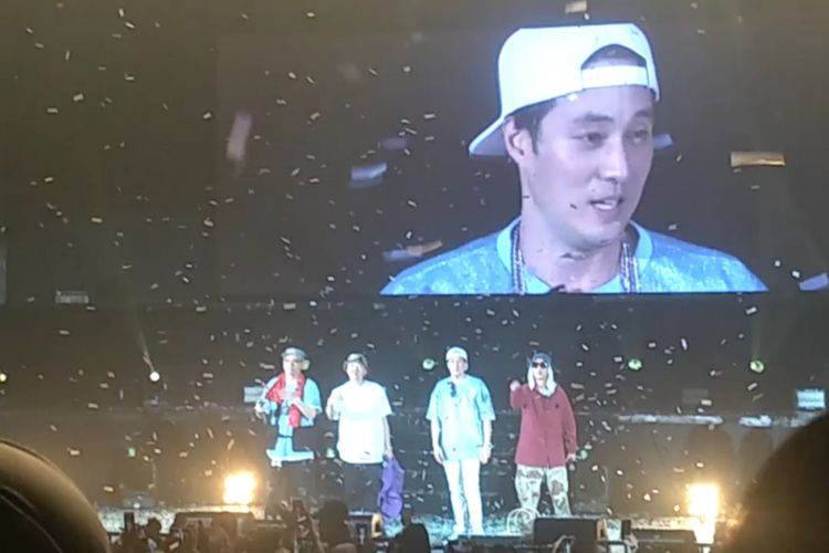 So Ji Sub bersama trio hip hop Soul Dive membawakan lagu Love Scenario milik boyband iKON di panggung fan meeting Hello Jakarta di Balai Sarbini, Jakarta Selatan, Sabtu (9/3/2019).