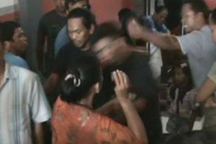 Sejumlah warga di Kabupaten Bone, Sulawesi Selatan tengah menghakimi seorang pemuda yang dilaporkan mencuri 100 kilo cengkeh. Selasa, (03/12/2013).