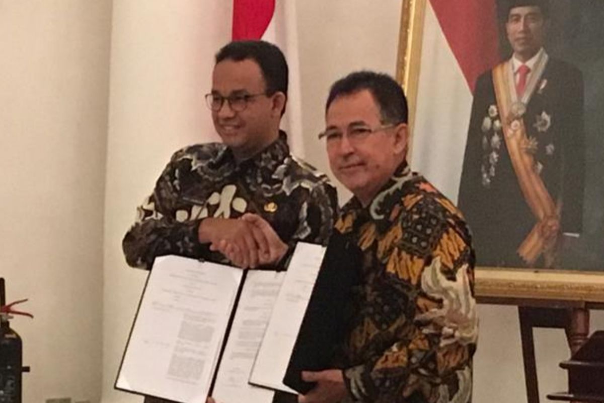 Gubernur DKI Jakarta Anies Baswedan dan Rektor Universitas Indonesia Muhammad Anis menandatangani perjanjian kerja sama di bidang kesehatan dan penelitian di Balai Kota DKI Jakarta, Jakarta Pusat, Kamis (28/2/2019).
