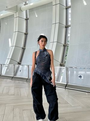 Gabriella Ekaputri mengenakan baju ala street style untuk Imlek.