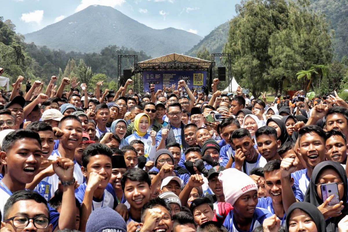 Gubernur Jawa Barat (Jabar) Ridwan Kamil bersama isteri berfoto bersama peserta Milenials Camp Tingkat Provinsi Jawa Barat Tahun 2019 di Bumi Perkemahan Mandalawangi Cibodas, Kab. Cianjur, Selasa (19/11/2019).