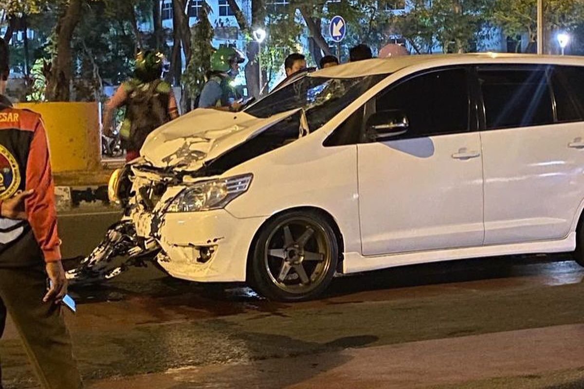 Kecelakaan di Kemayoran, Toyota Innova menabrak sepeda motor hingga pengendara dan penumpangnya meninggal dunia