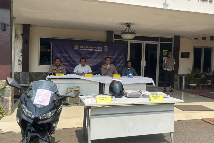 Penjambret Spesialis iPhone di Jakpus Beraksi 28 Kali, Sasar Wanita yang Main Ponsel