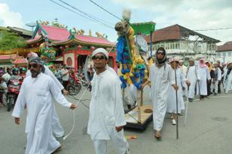 Salah satu kontingen peserta pawai yang membawa replika patung Unta dalam perayaan Tahun Baru Islam di Singkawang, Kalimantan Barat (5/11/2013)