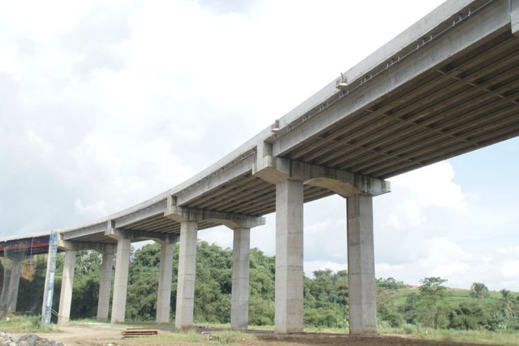 Pembangunan proyek jalan tol Bogor-Ciawi-Sukabumi oleh PT Waskita Beton Precast Tbk (WSBP).
