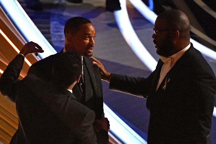 Aktor Denzel Washington (kiri) dan Tyler Perry (kanan) menenangkan Will Smith pascainsiden Smith menampar komedian Chris Rock pada perhelatan Academy Awards atau Oscar di di Dolby Theatre di Hollywood, California, Minggu (27/3/2022).