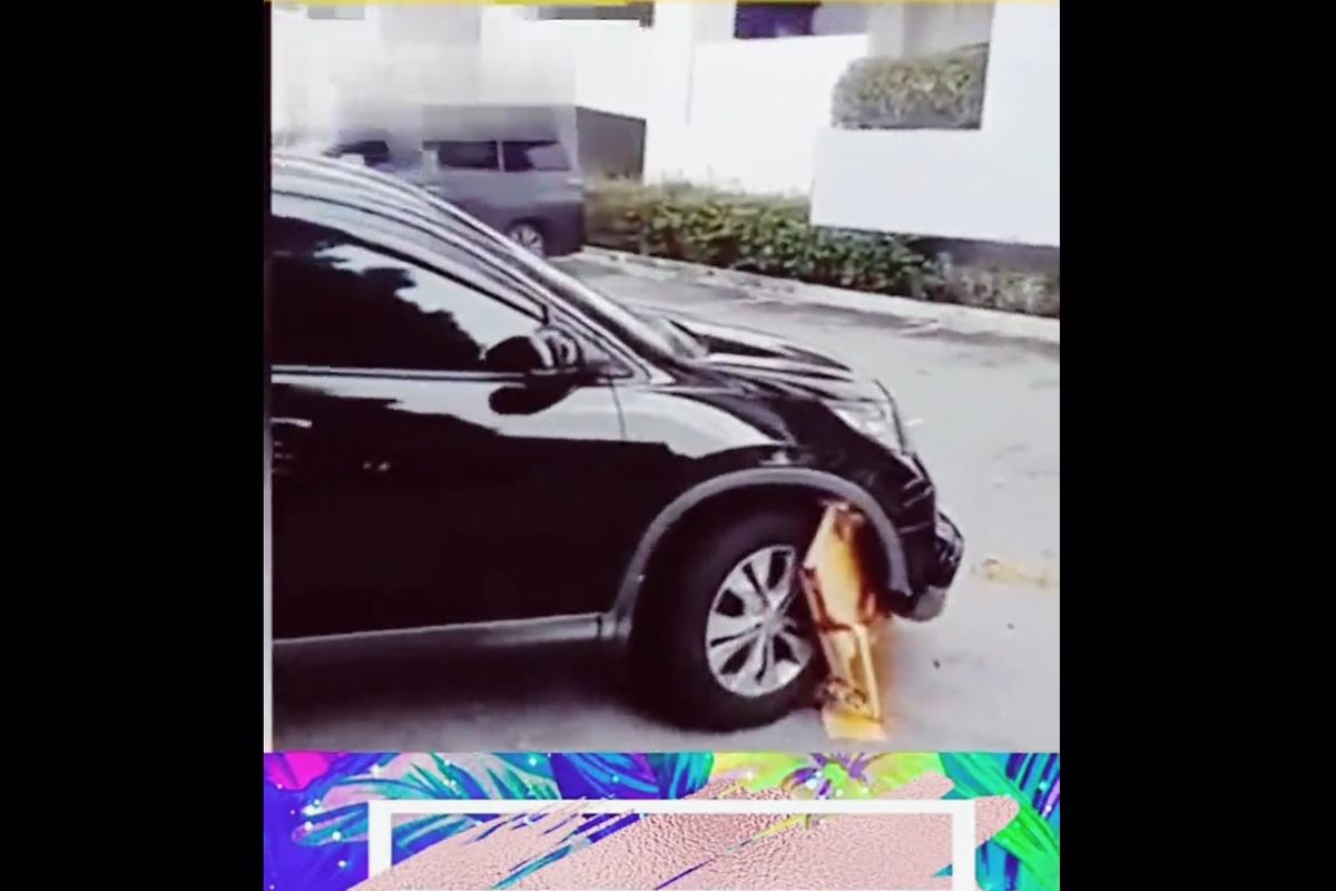 Video viral di dunia maya memperlihatkan aksi pria yang tak terima bahwa mobil Honda CR-V miliknya digembok petugas. Bukan protes mobilnya digembok, pria tersebut memaksakan mobilnya jalan.