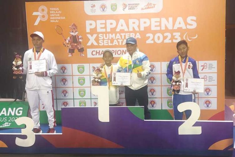 Toni Irfansyah Pratama (juara 2), atlet disabilitas berusia 17 tahun asal Desa Muara Baru, Kecamatan Pemulutan, Ogan Ilir, Sumatera Selatan, saat pengalungan medali menjadi juara kedua cabor bulutangkis PEPARPENAS Palembang 2023 di GOR Jakabaring Palembang. 
