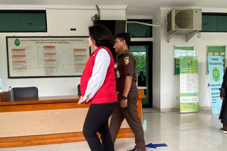 Terdakwa kasus undang-undang ITE saat menuju ruang sidang di Pengadilan Negeri Serang. Putri Wulan Melani diadili karena kasus promosi judi online
