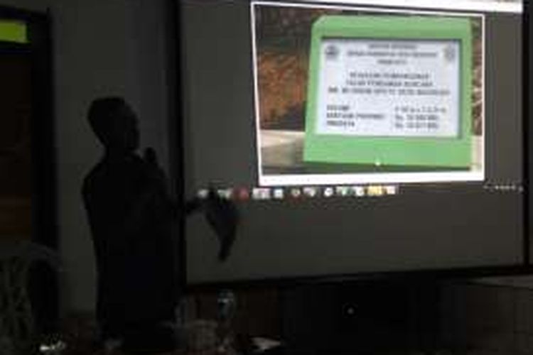 Kepala desa Madukara, Banjarnegara Purwono presentasi website desa di depan Gubernur Jateng Ganjar Pranowo, Rabu (23/3/2016)