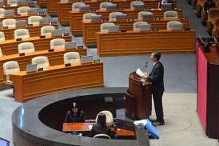 Jung Cheong-rae, politisi dari kubu oposisi Partai Minjoo, berpidato selama 12 jam di parlemen Korea Selatan dalam upaya untuk menjegal pengesahan undang-undang anti-terorisme yang baru.