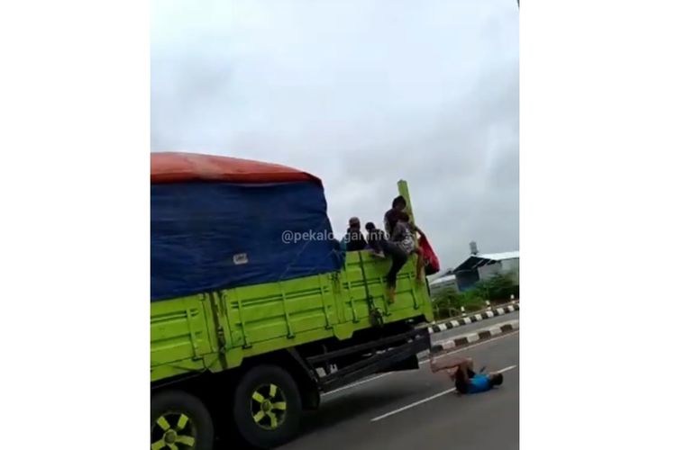 Tangkapan layar dari video viral segerombolan anak-anak yang melompat dari truk yang tengah melaju di exit tol Pekalongan.