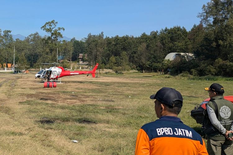 Helikopter Bolak-balik 30 Kali Sehari Padamkan Titik Api di Kawah Ijen
