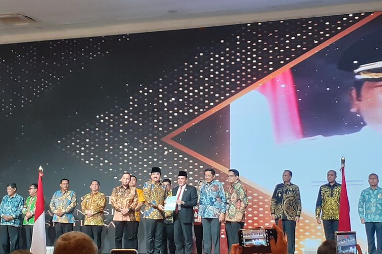 Menteri ATR/Kepala BPN, Hadi Tjahjanto menyerahkan sertifikat aset kepada Provinsi Sumatera Utara pada Kamis (20/7/2023).