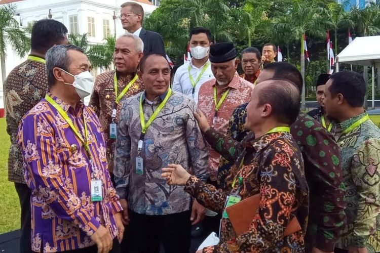 Gubernur Riau Syamsuar tampak sedang berbincang dengan beberapa gubernur usai Rapat Kerja Nasional (Rakernas) Badan Pengelola Dana Lingkungan Hidup (BPDLH) Tahun 2022 di Gedung Maramis, Kementerian Perekonomian, Jakarta, Rabu (21/12/2022).