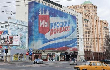 Baliho propaganda raksasa di Donetsk bertuliskan: Kami adalah Donbas Rusia.