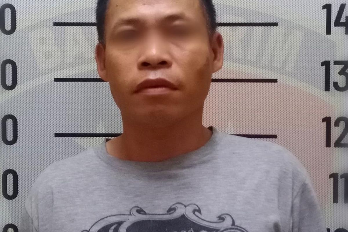 Pria berinisial JI (45) ditangkap polisi atas dugaan pencabulan terhadap dua anak di bawah umur yang merupakan anak tetangganya. Hal itu disampaikan Kapolsek Kebon Jeruk Kompol Fatimah pada Kamis (19/1/2023). 