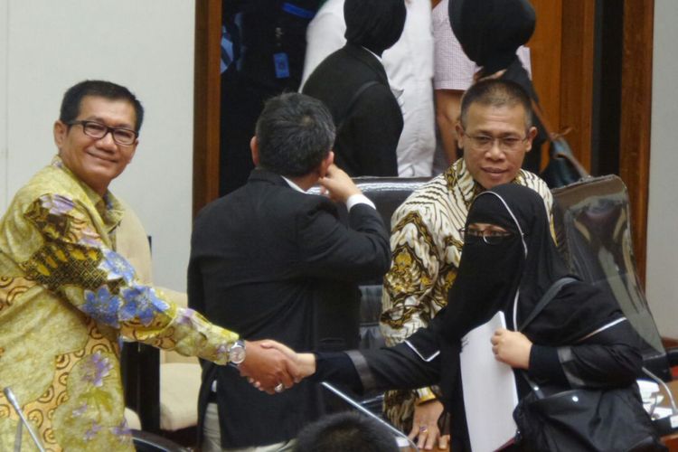 Salah satu saksi persidangan kasus korupsi mantan Ketua Umum Partai Demokrat, Anas Urbaningrum, yakni Yulianis dalam rapat pansus hak angket KPK di Kompleks Parlemen, Senayan, Jakarta, Senin (24/7/2017).